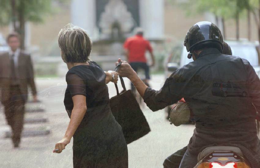 Anziana scippata in pieno giorno in provincia di Latina; è caccia ai ladri