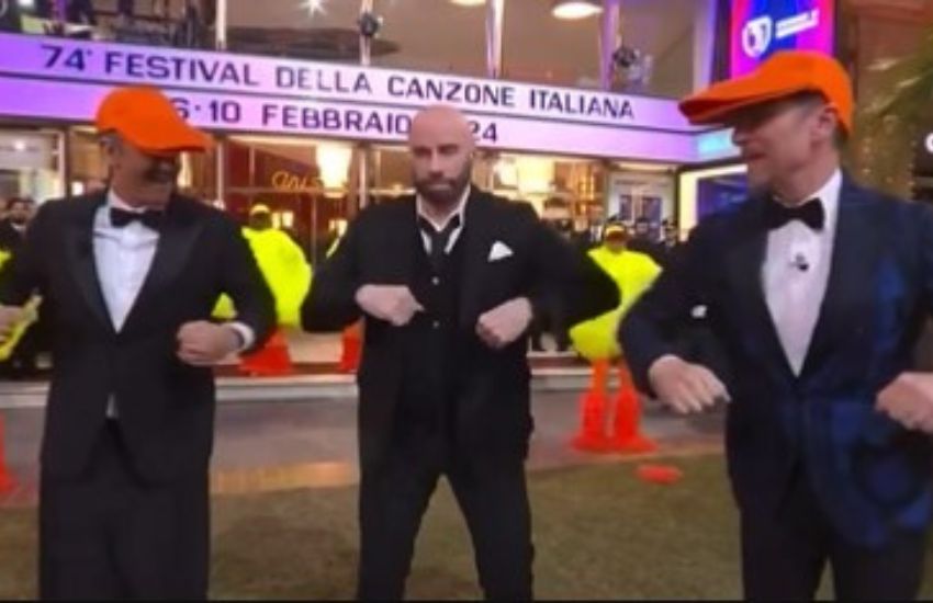 Sanremo 2024, scoppia il caso John Travolta: dal ballo del Qua Qua alla pubblicità occulte alle scarpe