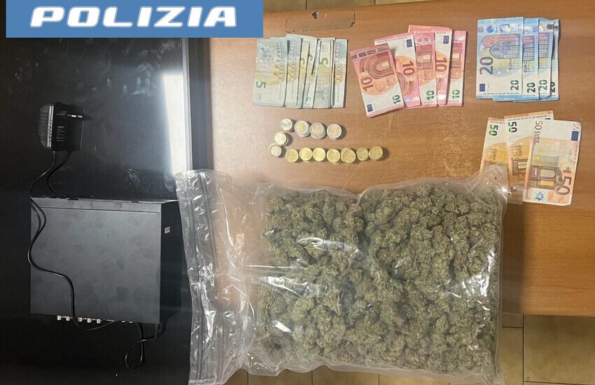 Catania, gli agenti sfondano una porta blindata e recuperano 1 kg di marijuana: 2 arresti