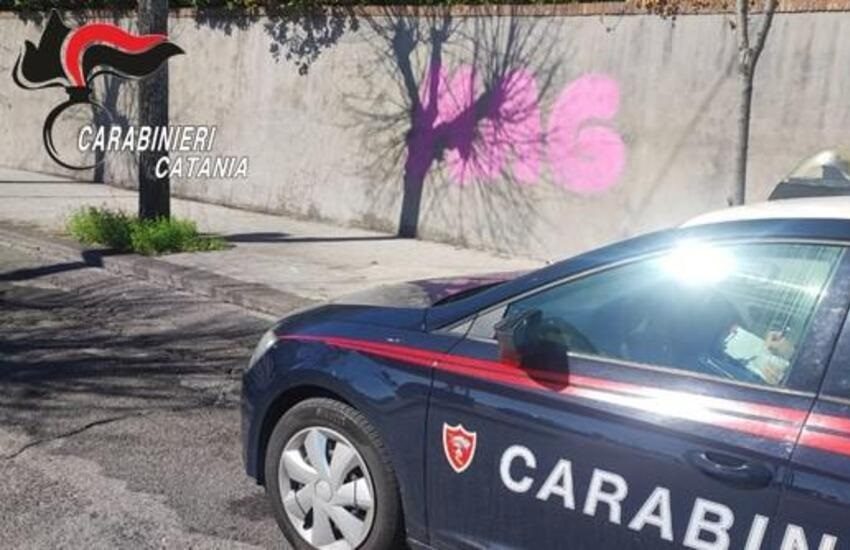 Acireale, sorpresi a imbrattare le mura della Villa Belvedere: denunciati