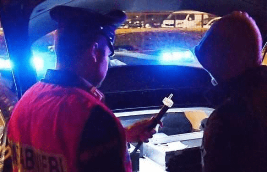 Chiede un passaggio ad una conoscente, quindi la picchia e la rapina: denunciato 18enne pontino