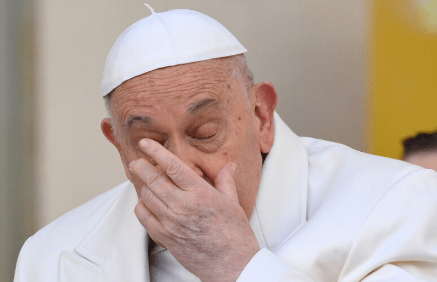 Papa Francesco interrompe l’omelia: “Difficoltà di respiro, mi scuso”