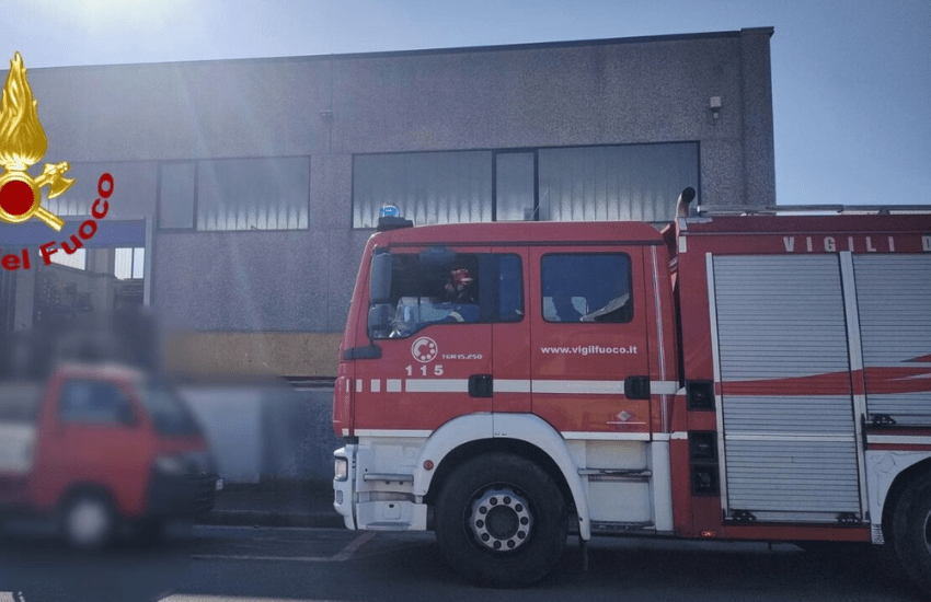 Paura nel Salento, auto prende fuoco in transito in pieno giorno