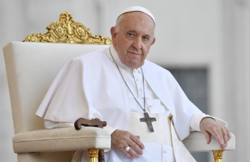 Papa Francesco, l’autobiografia senza sconti: “Mente ero in ospedale c’era chi già faceva campagna elettorale in Vaticano”