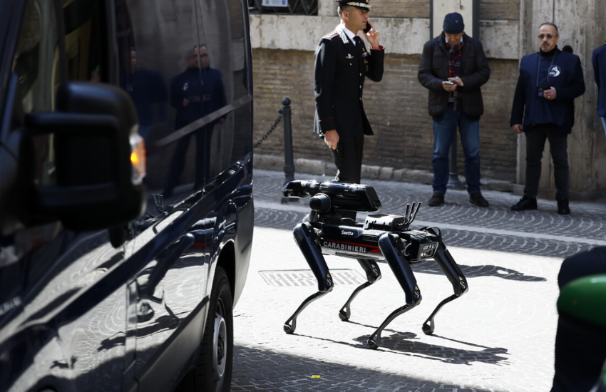Roma, allarme bomba: evacuato il ministero della Cultura nel giorno di Roberto Bolle. In azione il cane robot ...