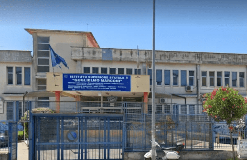 Giugliano, choc in classe: studentessa 15enne muore davanti ai compagni