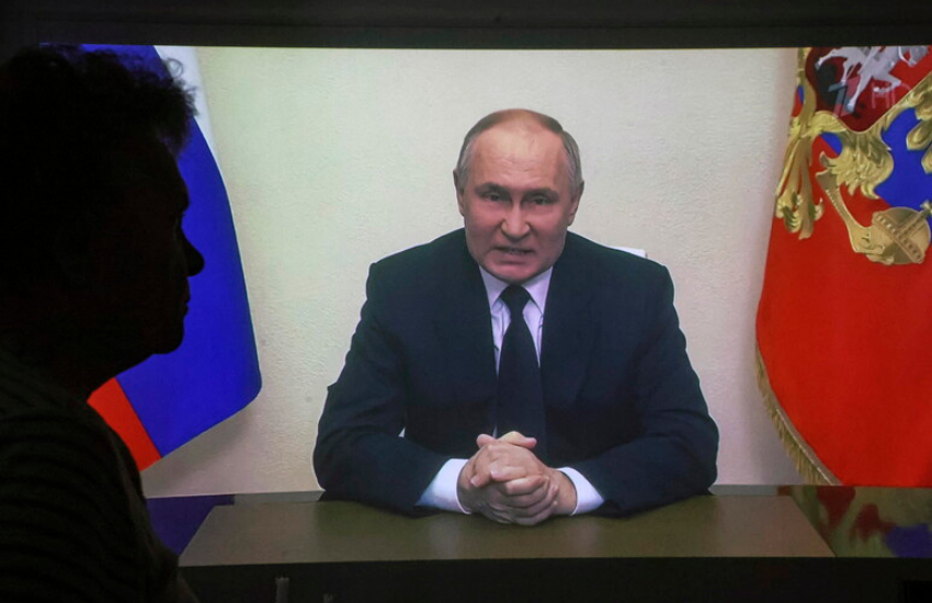 Putin parla alla nazione in tv: “Russi uccisi come facevano i nazisti, pagheranno per questo” (VIDEO)