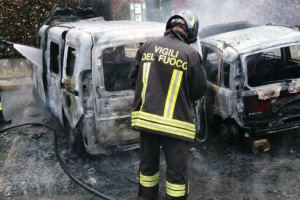 Golasecca, si dà fuoco in auto davanti all’abitazione della famiglia: lo choc della moglie e della figlia