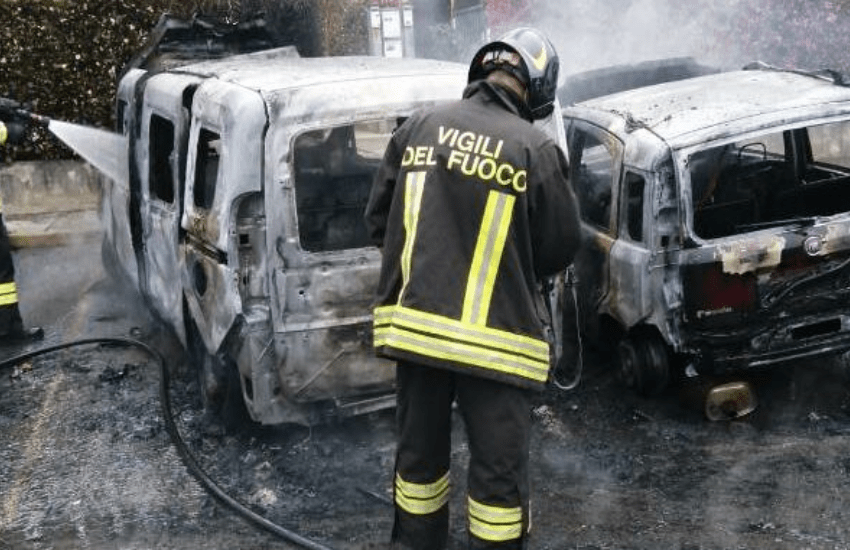 Golasecca, si dà fuoco in auto davanti all’abitazione della famiglia: lo choc della moglie e della figlia