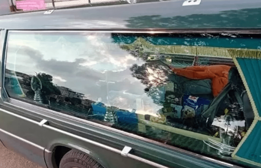 Salerno: in vacanza col carro funebre, birre e coperte al posto della bara