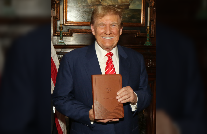 Trump diventa venditore di bibbie: “Ordina la tua copia oggi!” (VIDEO)