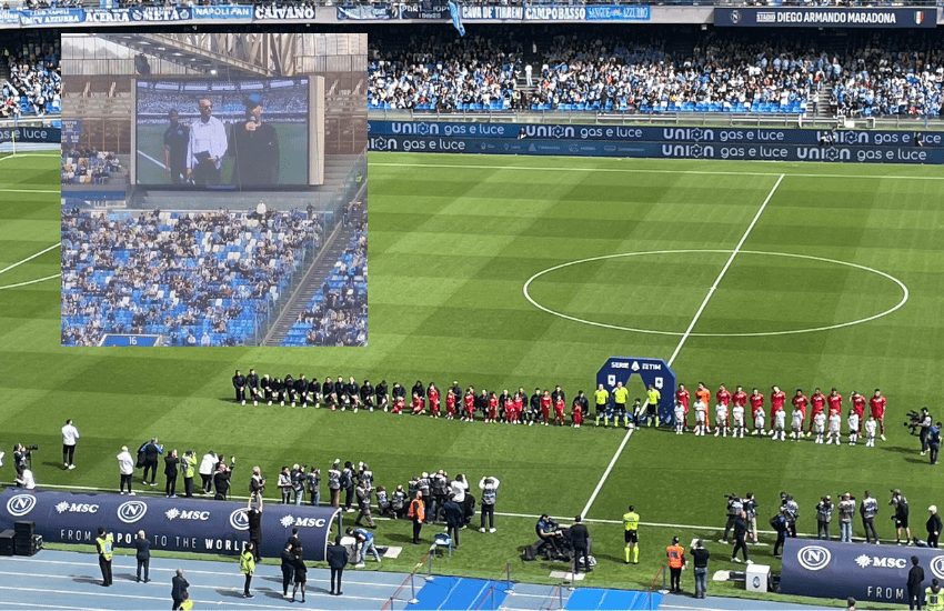 Napoli in ginocchio contro il razzismo: il gesto di tutti i calciatori e il monologo di Marco D’Amore (VIDEO)
