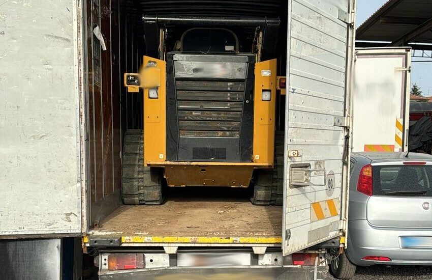 Nesima superiore, la polizia segue il segnale gps e ritrova un Bobcat rubato