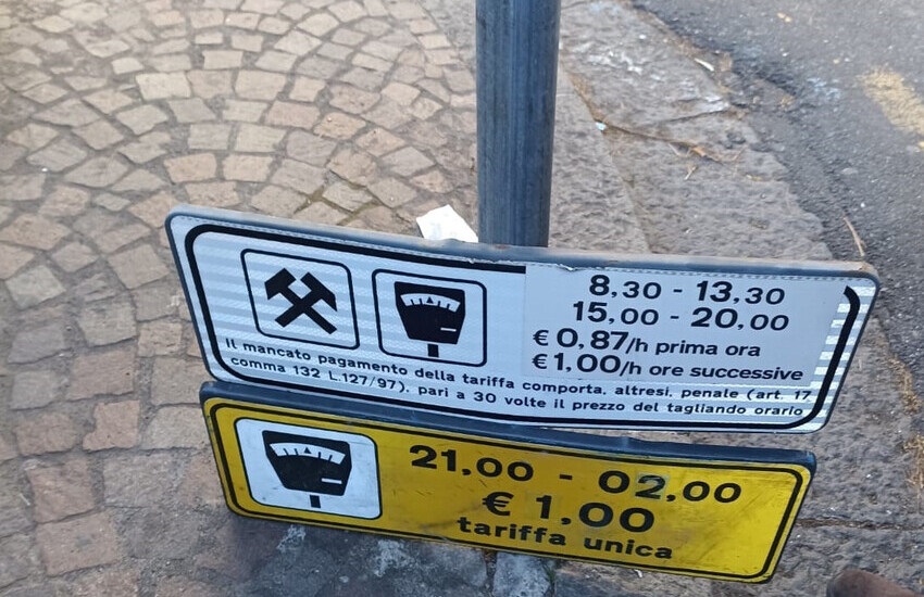 Piazza Turi Ferro, danneggia cartelloni stradali: denunciato cittadino straniero irregolare