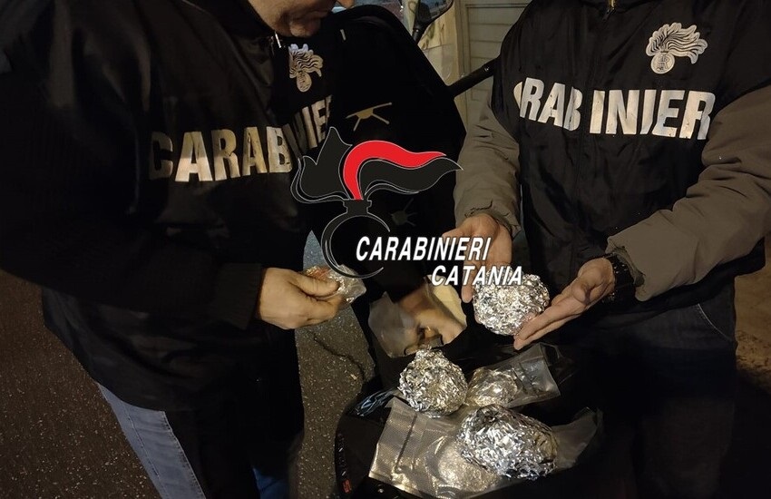 Catania, consegna droga ‘a domicilio’: arrestato con 1 kg di crack e 200 g di cocaina
