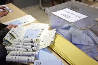 Elezioni Turchia, test per il ‘sultano’ Erdogan. Un morto in scontri durante il voto