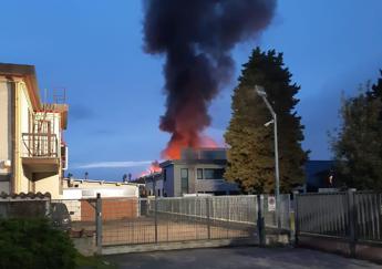 Enorme incendio a Scandicci, in fiamme edificio industriale. Il sindaco: “Tenete le finestre chiuse”