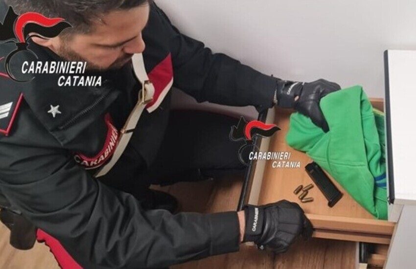 Catania, gli trovano a casa un caricatore e dei proiettili: denunciato