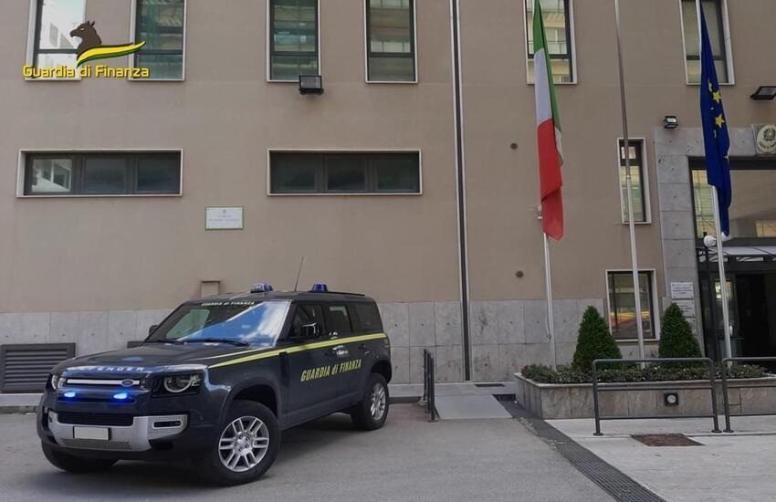 Partinico, la Finanza sequestra oltre 5000 capi d’abbigliamento contraffatti in un noto negozio