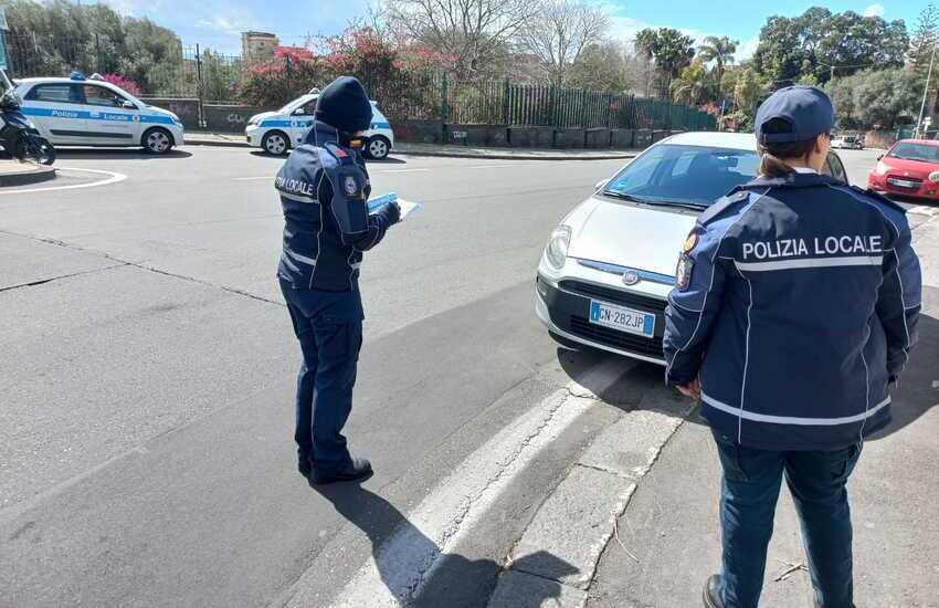 Barriera, altra raffica di multe nella zona dei Due Obelischi: sanzionati anche 2 venditori ambulanti