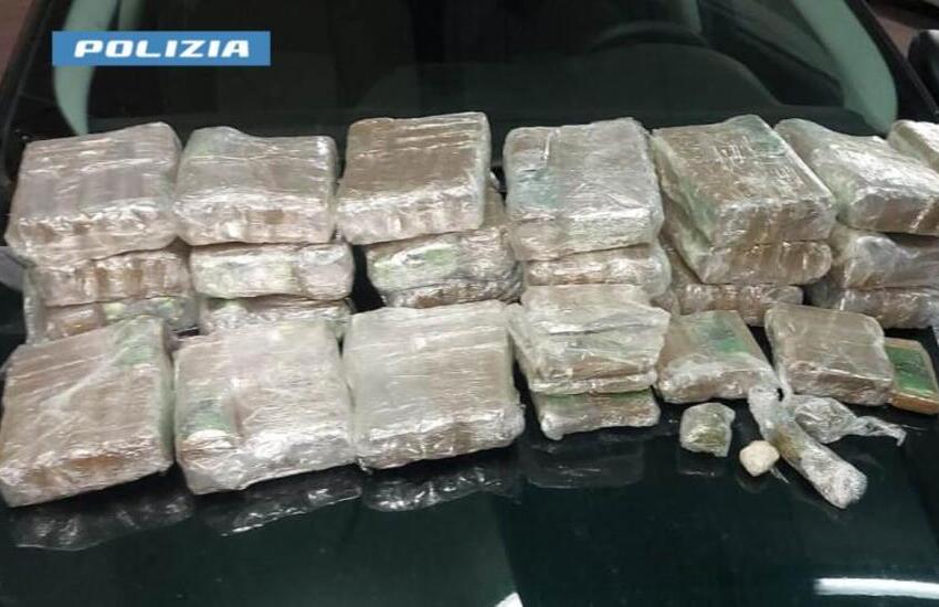 Spaccio nel Salento. Nel doppiofondo del furgone spuntano 26 chili di droga, arrestato 25enne