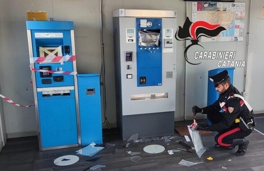 Nesima, arrestata coppia di scassinatori: svuotate biglietterie automatiche alla metro