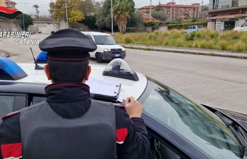 Catania, fermato 58enne ubriaco alla guida del suo furgone con all’interno una moto rubata, lasciando per di più gli sportelloni aperti