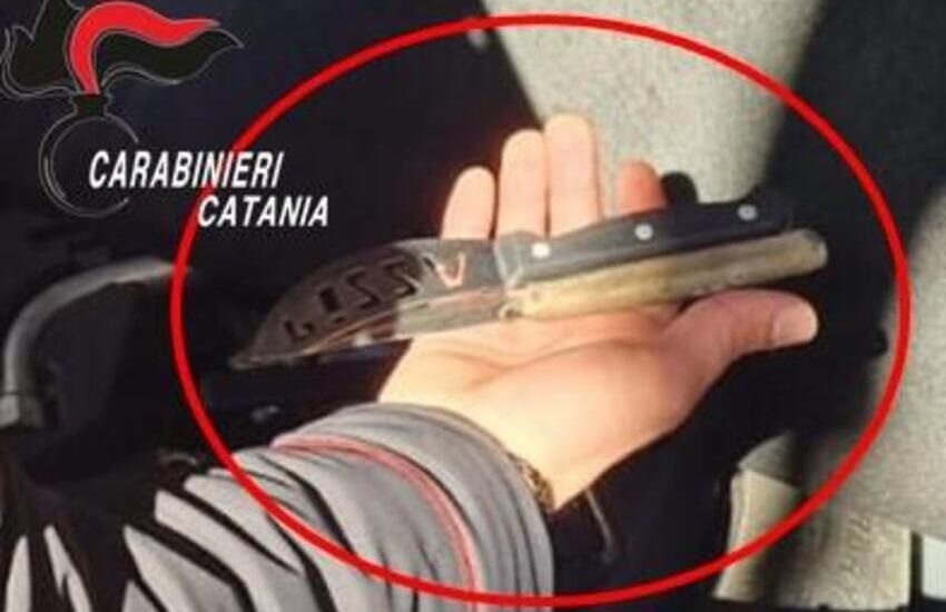 Randazzo, guidava in maniera folle e aveva in auto due coltelli: nei guai 26enne