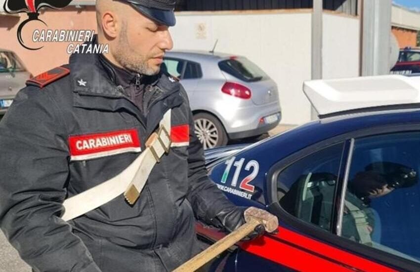 Follia a San Cristoforo, distrugge la macchina della compagna a martellate: arrestato 27enne