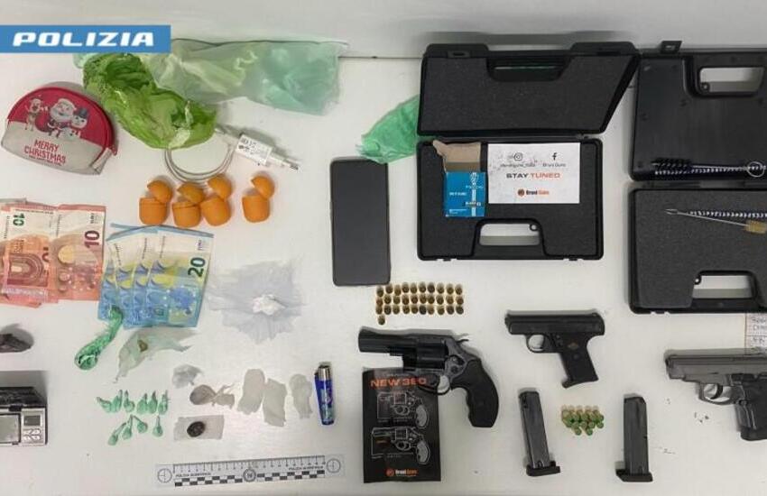 Spaccio nel Salento. In casa tre pistole, soldi e droga: arrestato 33enne