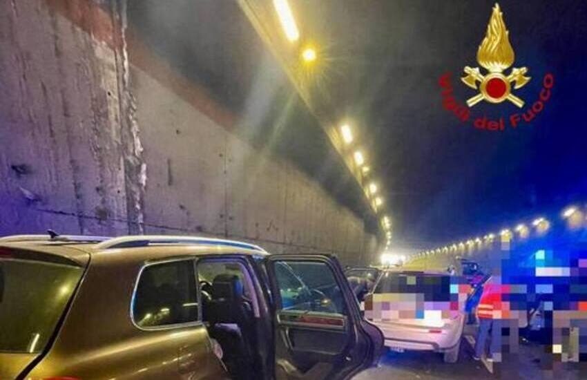 Catania, pauroso scontro in tangenziale: 7 feriti, tra loro anche una donna incinta e 3 bambini