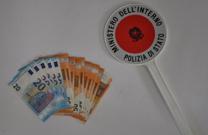 Adrano, 20enne trova dei soldi e li consegna ai poliziotti, restituiti alla legittima proprietaria