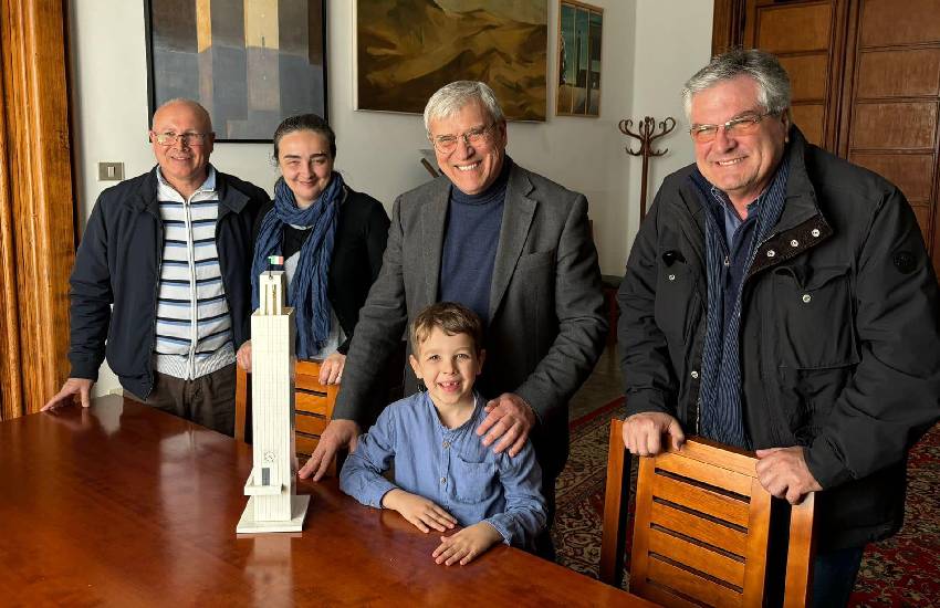 Ricevuto dal sindaco di Sabaudia il piccolo Alessio, che ha donato la sua torre cittadina fatta coi Lego