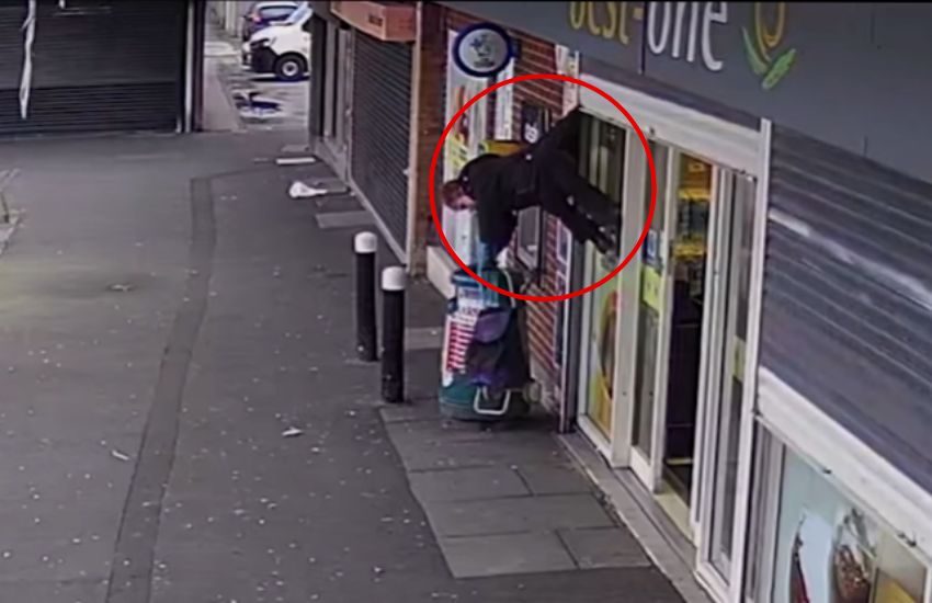 Anziana si impiglia nella saracinesca e rimane sospesa a mezz’aria: nuova star di TikTok