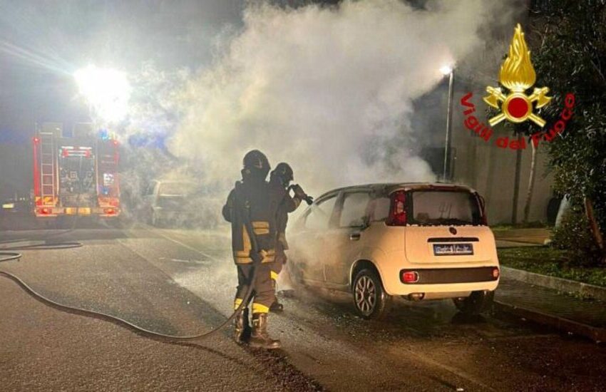 Auto in fiamme nel Salento, brucia la Panda di un 68enne. Si indaga