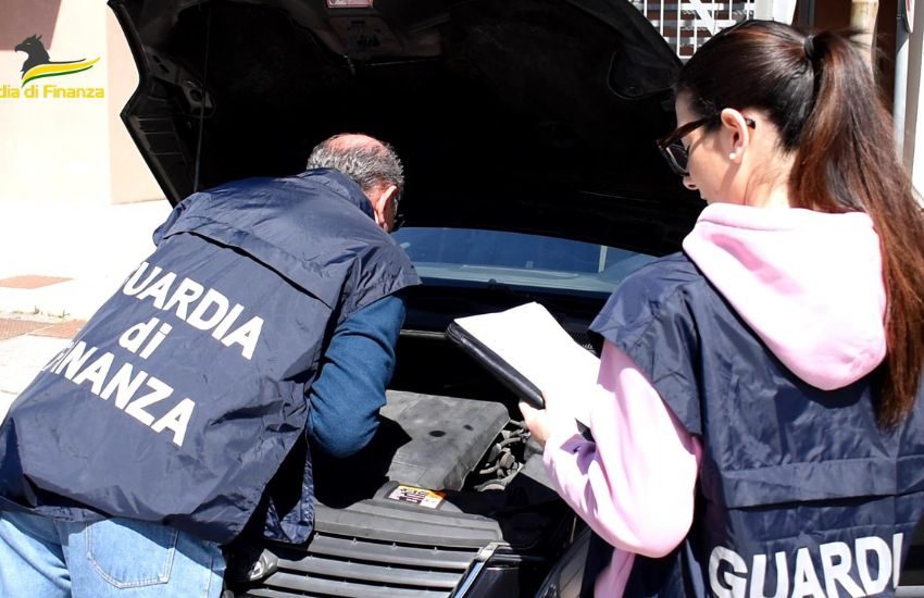 Caltanissetta, scoperte oltre 100 auto “schilometrate”, sequestri e denunce