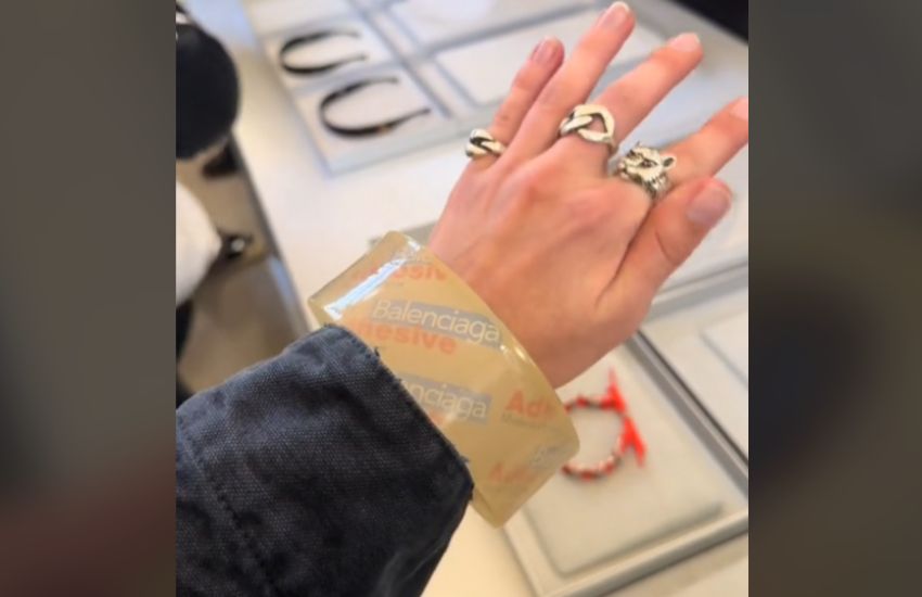 Presentato il nuovo nastro adesivo bracciale di Balenciaga da 3000€