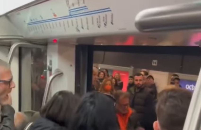 Borseggiatrice sorpresa a rubare in metrò rischia il linciaggio: “Lapidatela!” [VIDEO]