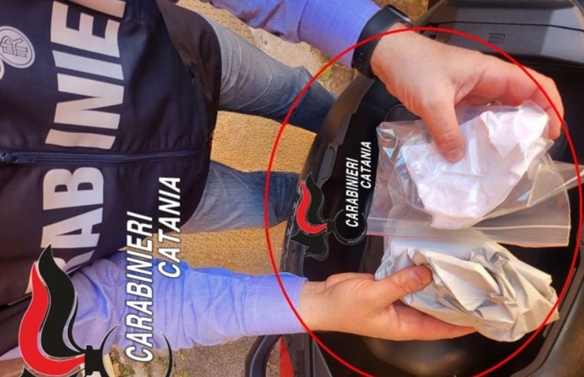 Villaggio Sant’Agata, i Carabinieri gli trovano cocaina e crack addosso: arrestato spacciatore