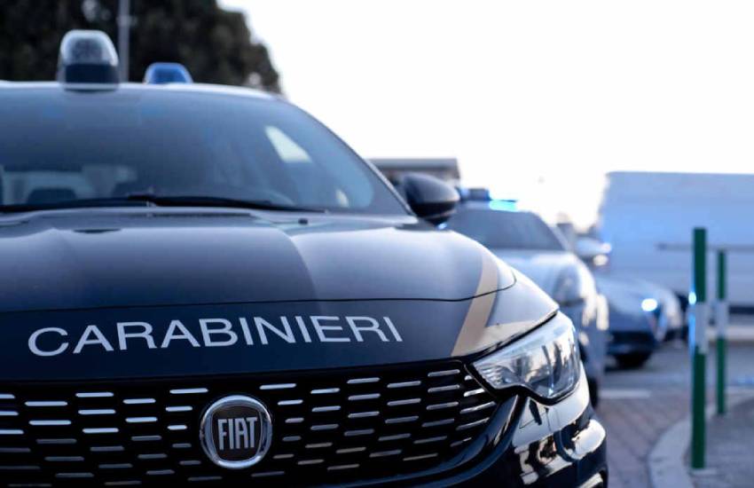 Follia per strada: prova a investire l’ex compagna e poi la aggredisce selvaggiamente. Salvata da un carabiniere in pensione