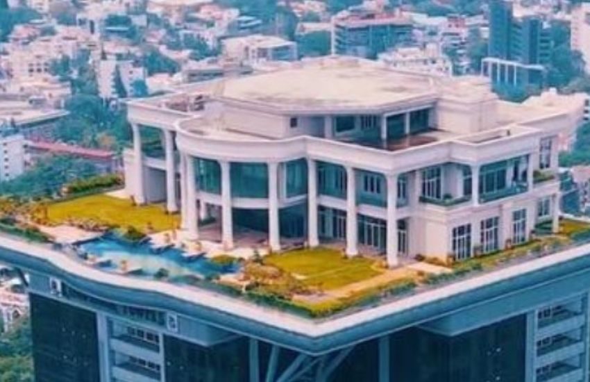 Miliardario costruisce una villa da sogno su un grattacielo, ma non può viverci