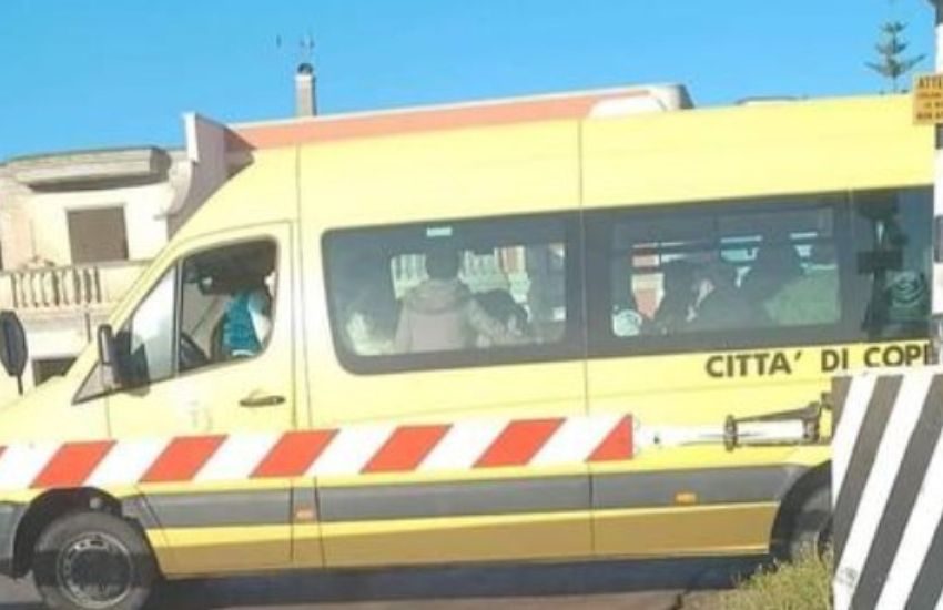 Scuolabus bloccato tra le sbarre del passaggio a livello, panico tra i bambini a bordo e strage sfiorata