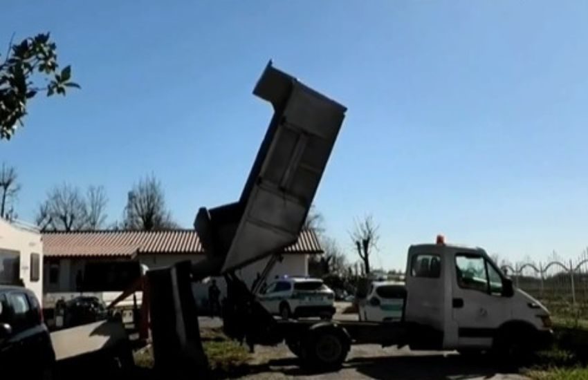 Bergamo: scarica due divani in campagna, i vigili glieli riportano a casa con 10mila euro di multa