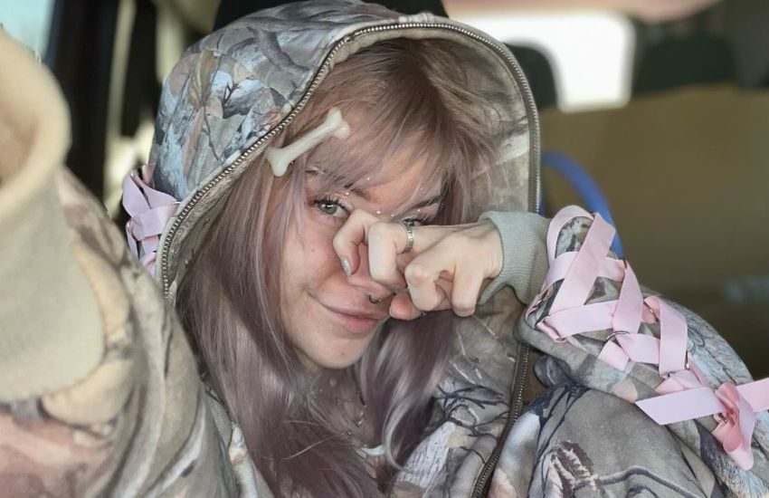 Su Instagram arriva la donna-cane: “Dormo in gabbia e giro col guinzaglio”