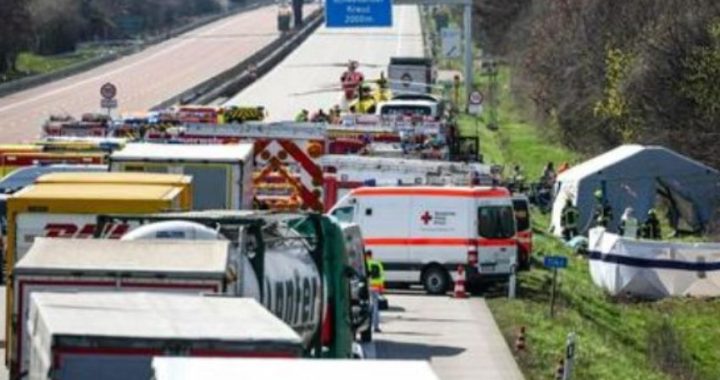 Tragedia in Germania, pullman Flixbus si ribalta: ci sono morti e feriti