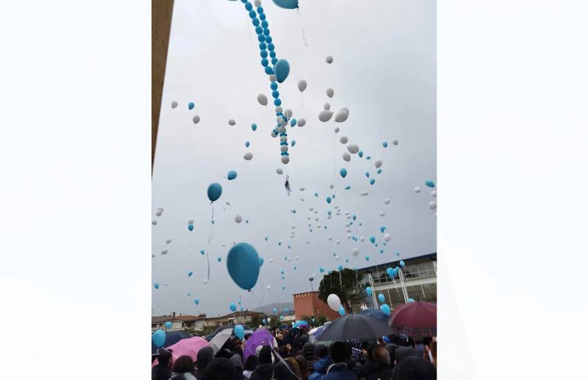 Una folla commossa e composta per l’ultimo saluto a Giuseppe, il 17enne morto in un incidente stradale