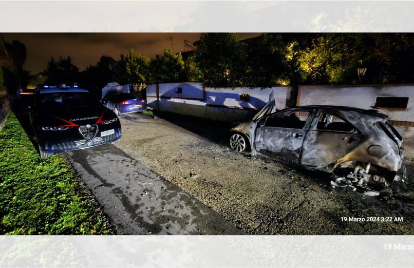 Due auto incendiate nella notte: appartengono alla stessa persona. Indagano i carabinieri di Latina