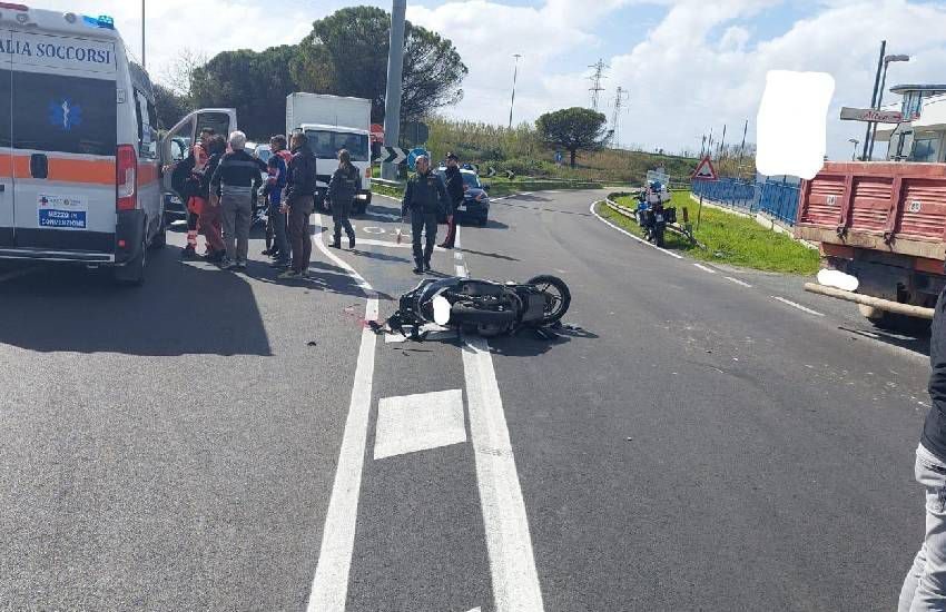 Muore nello scontro con un autocarro: la vittima è il 17enne Giuseppe