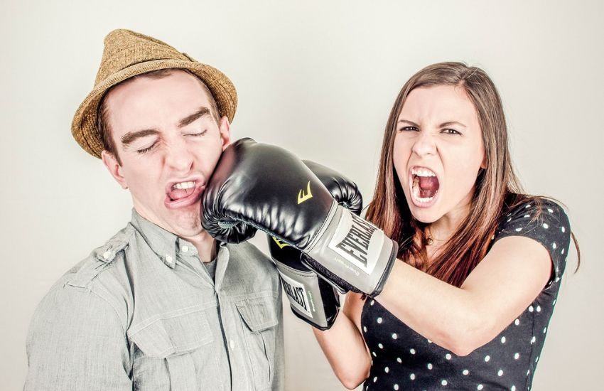 Lui mette male i piatti nella lavastoviglie, lei lo aggredisce con calci e graffi: la lite familiare finisce in ospedale