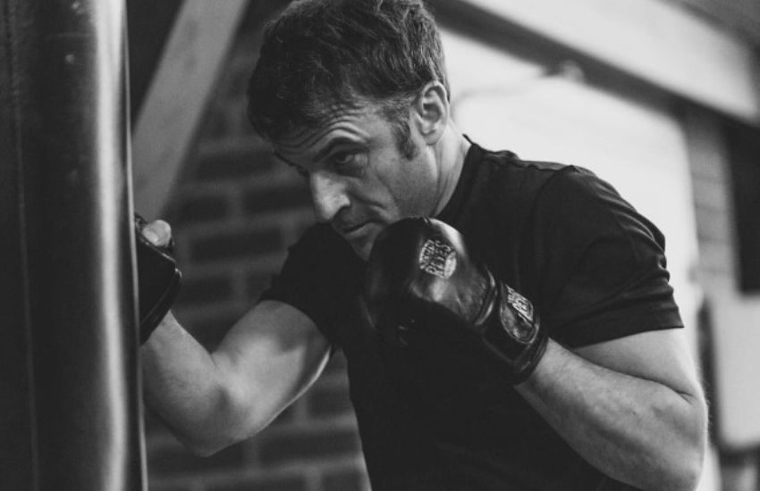 Le foto di Macron con i guantoni da boxe dividono la Francia. É un messaggio per Putin?